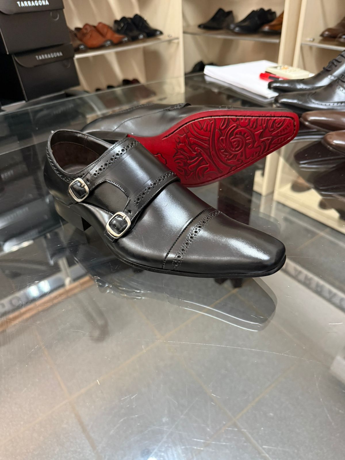 Monk Strap preto sola vermelha